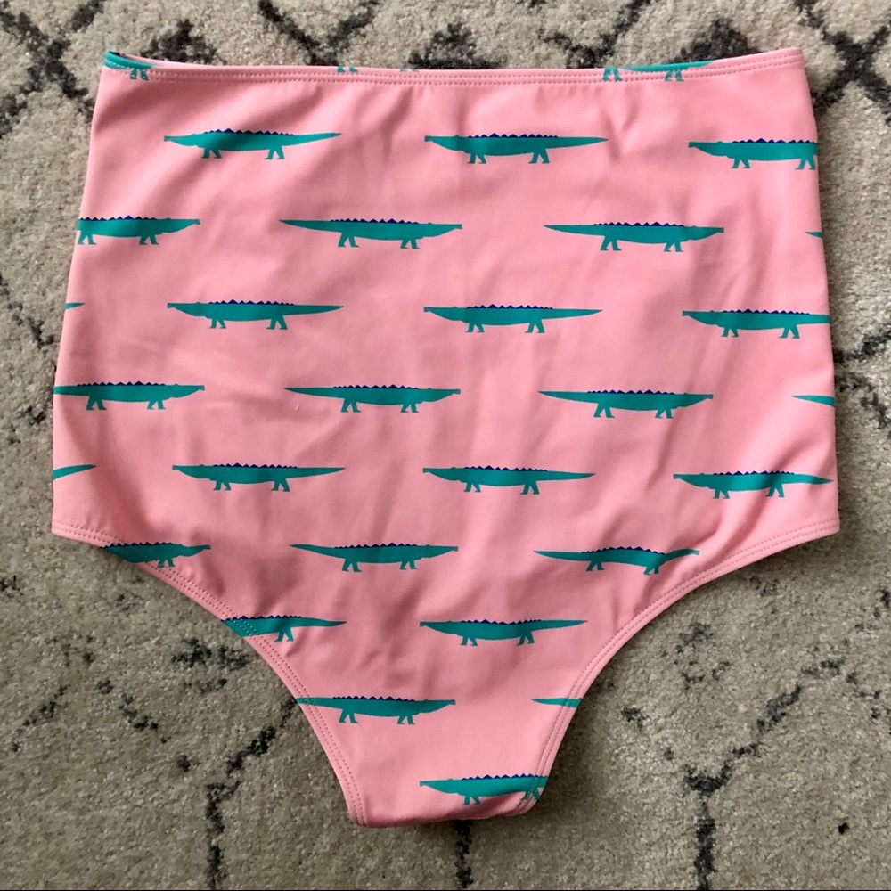 ❌🚫SOLD🚫❌  🐊 Alligators: Front Ruffled Bottoms. - Picture 2 of 3